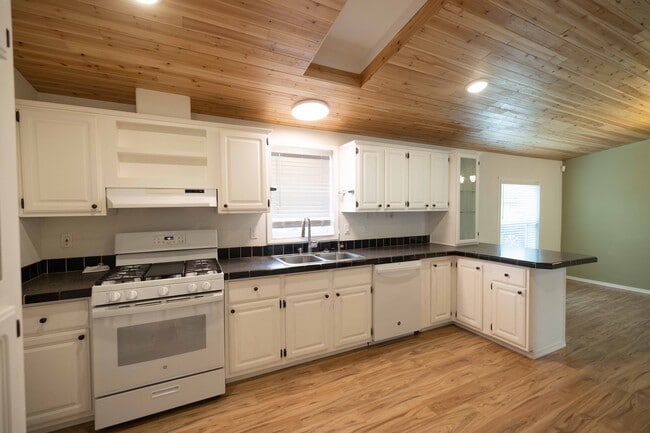 Building Photo - 2255 Fuller Ln