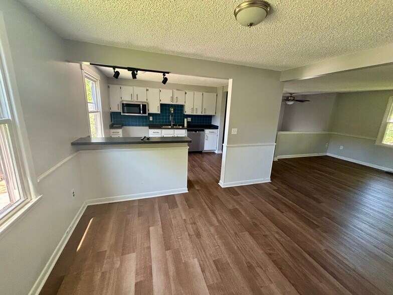 Building Photo - 6962 Northview Dr