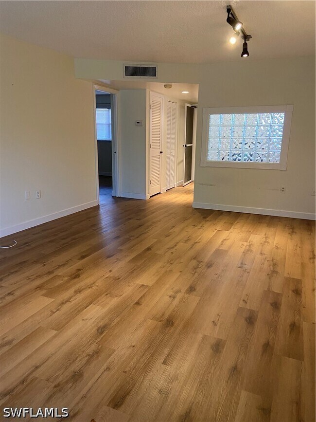 Building Photo - 180 Turtle Lake Ct