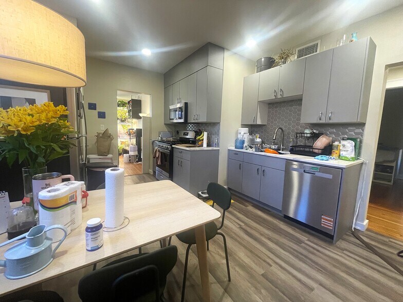 Building Photo - 1914 Beacon St