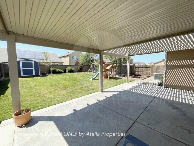 Building Photo - 619 Portola St