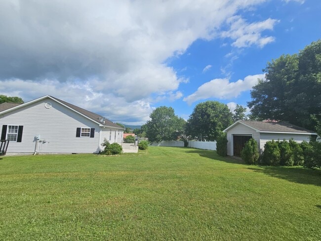 Building Photo - 108 Bertha Ln