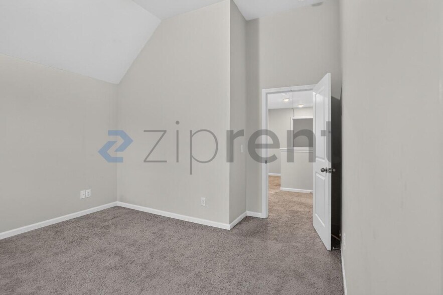Building Photo - Unit