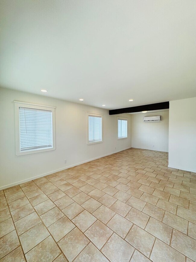Building Photo - Newly Remodeled 3 bed 1 bath home!