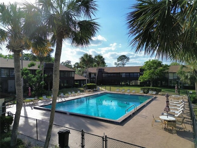 Building Photo - 520 Fairways Cir