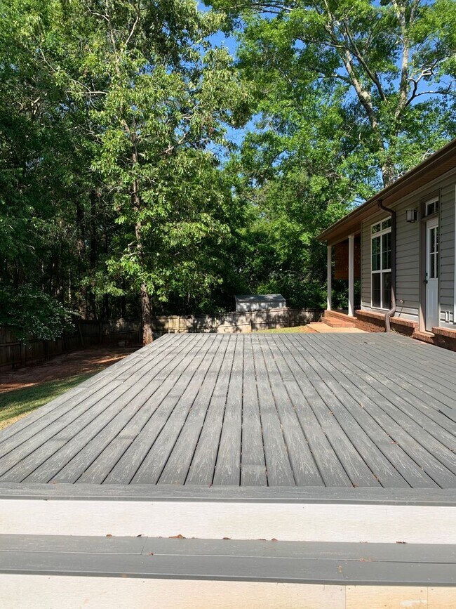 Building Photo - 102 Valley Chase Dr