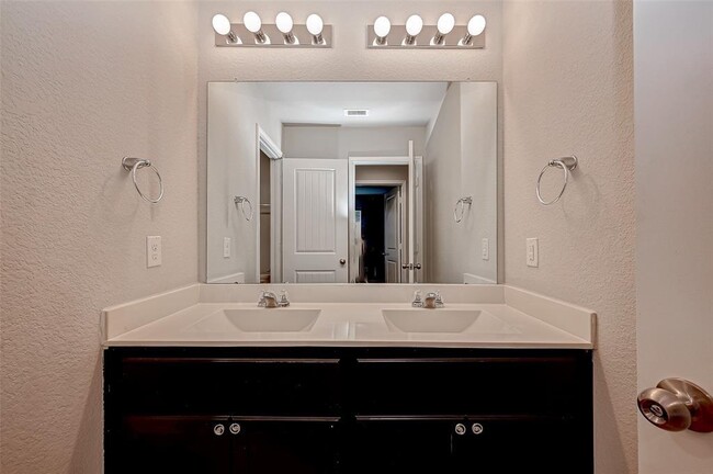 Building Photo - 611 Harvest Bluff Dr