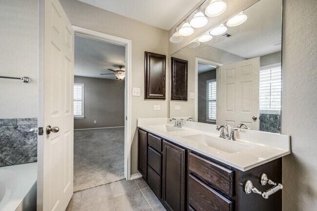 Building Photo - 3 Bedroom 2 1/2 bath Park Vista Subdivision
