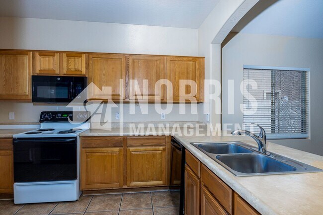 Building Photo - Great Home, Location and Move-In Ready!