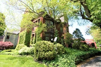 Building Photo - 213 Summer St