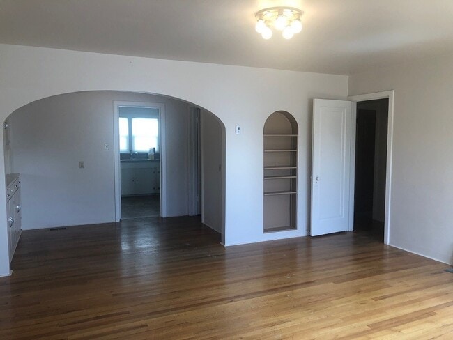 Building Photo - 513 3rd St