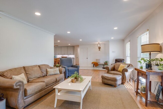 Building Photo - Stunner in North Columbia