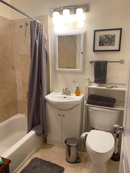 Building Photo - 1510 N Greenview Ave