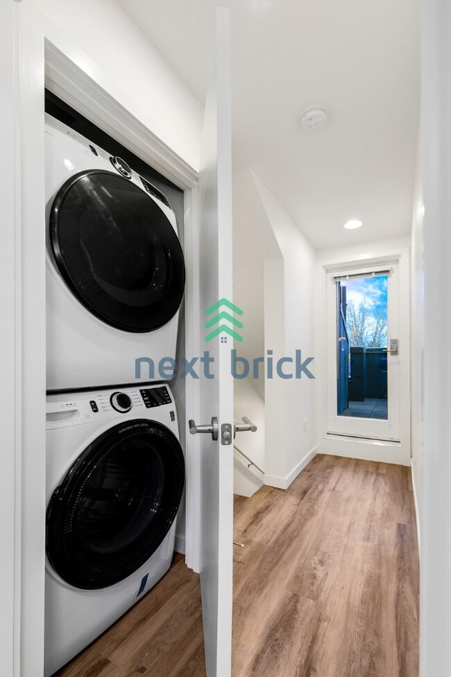 Building Photo - "Modern 3 Bed, 2.5 Bath Central District Residence with Garage"