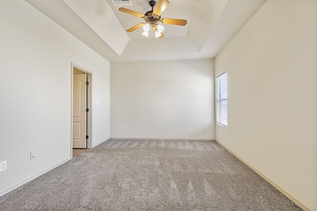 Building Photo - Spacious 4 Bedroom 2 Bath House near Restaurants