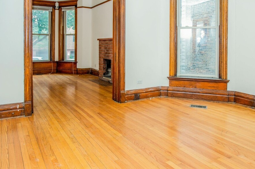 Building Photo - 849 W Wellington Ave