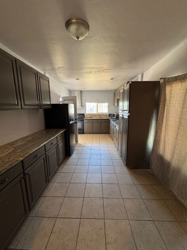 Building Photo - South- 3 bedroom/ 1 bathroom single family home