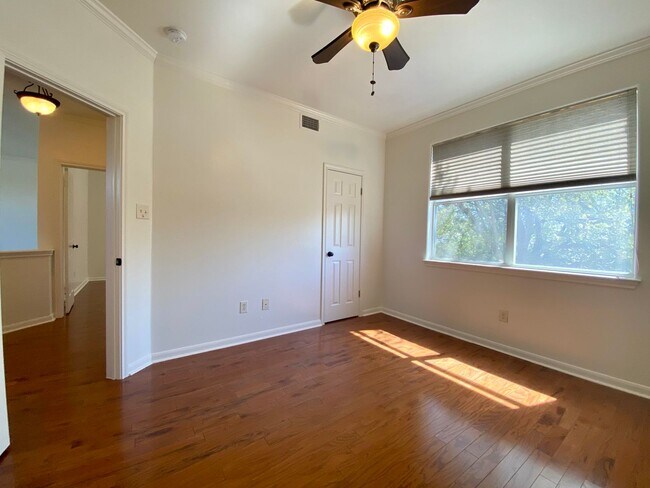 Building Photo - 3 Bedroom Townhouse Condo-North Austin!