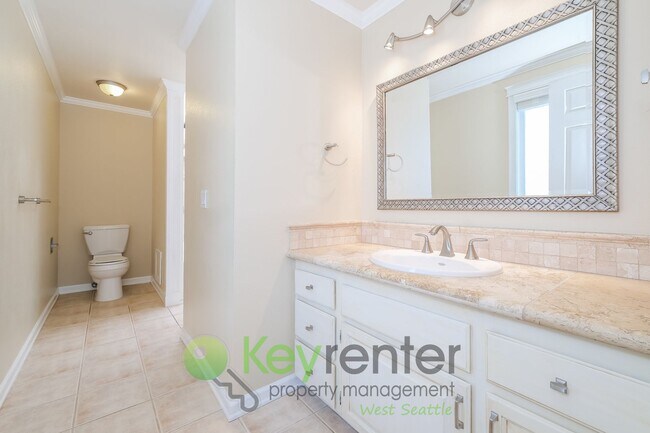 Building Photo - Comfort and Style in the Heart of Seattle
