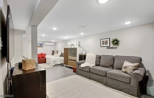 Building Photo - 5 W 19th St