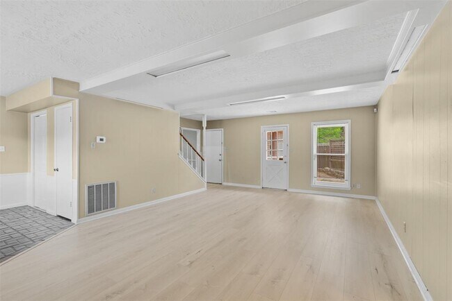 Building Photo - 3315 Crestdale Dr