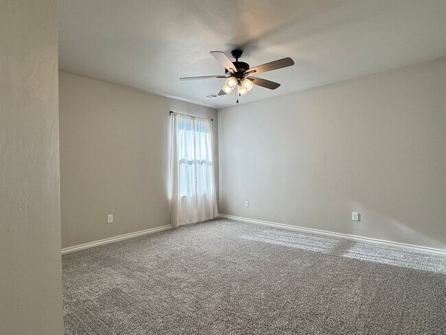 Building Photo - Spacious 3-Bedroom Home with Designer Kitc...