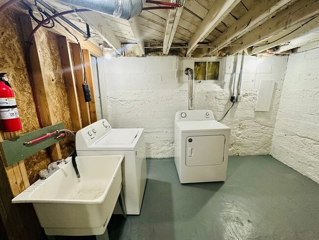 Building Photo - Charming 2-Bedroom Home with Hardwood Floo...