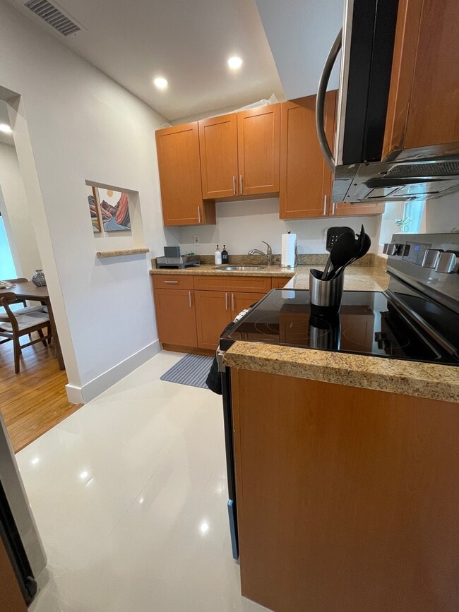 Building Photo - 2100 SW 31st Ave