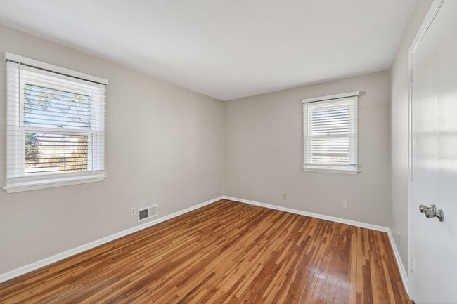 Building Photo - Great Location