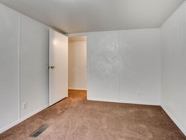 Building Photo - 3bed/2bath Mobile Home on 1.2 Acres Availa...