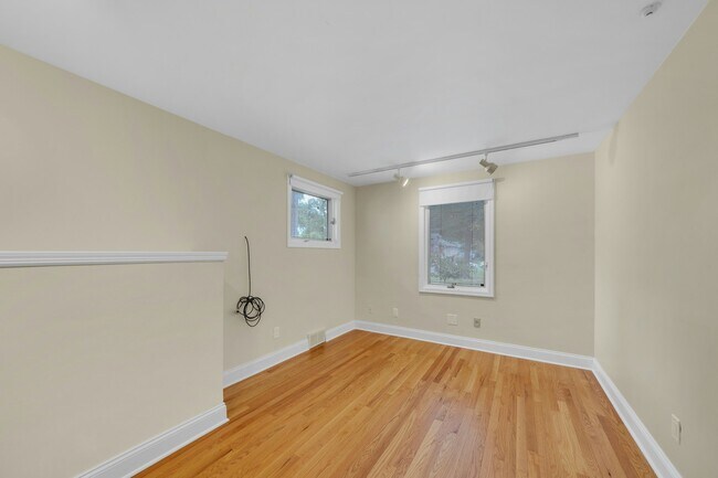 Building Photo - 370 Holland Ln