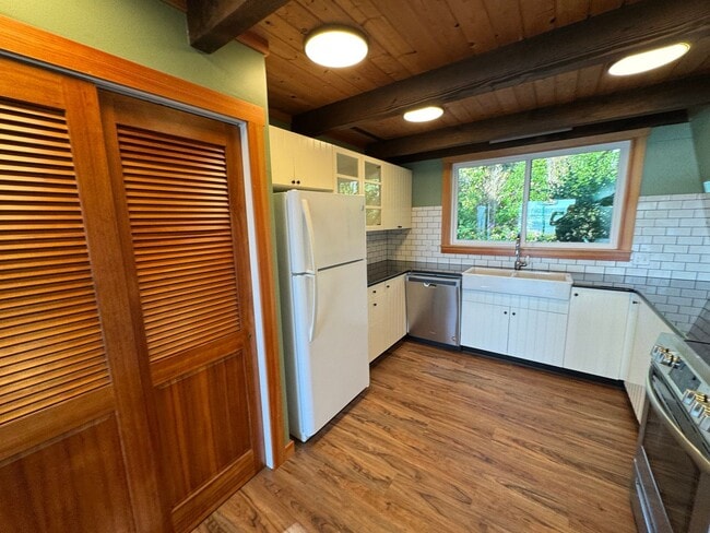 Building Photo - Beautiful Ocean Front Home in Seal Rock!