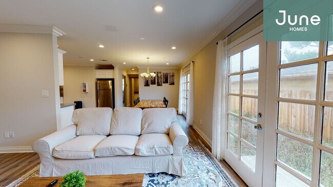 Building Photo - ROOM ONLY in 4-bed/3.0-bath Home