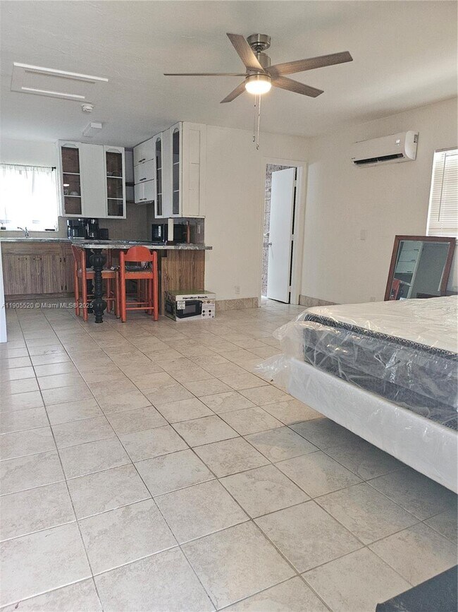 Building Photo - 305 SE 12th Ave