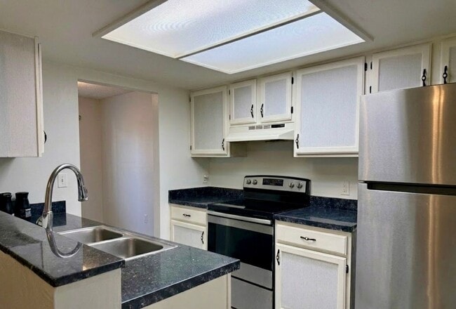 Building Photo - 7200 SW 8th Ave