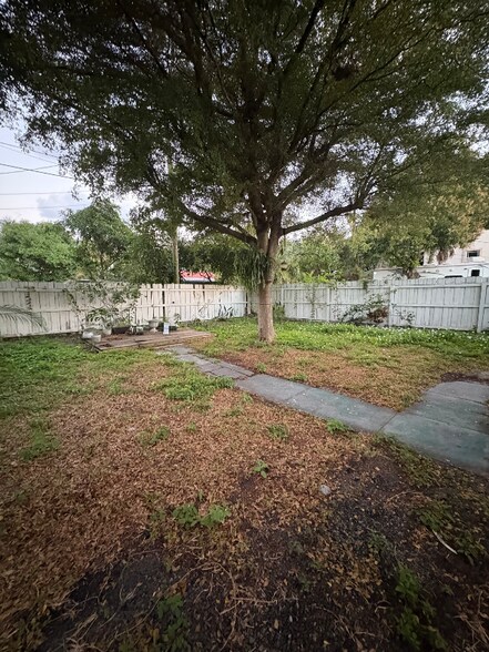 Building Photo - 624 S Pine St