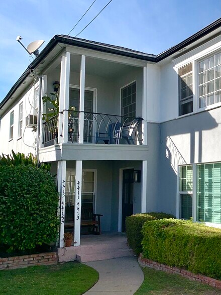 Top unit 2 bd/1 ba with private covered deck in a small 4 unit complex. - 4411 Ensign Ave