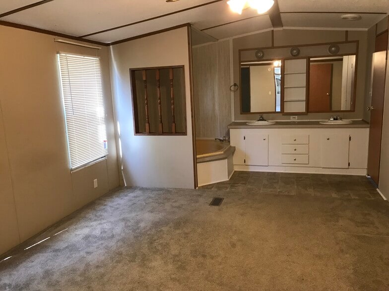 Building Photo - 133 James Way