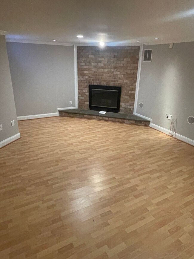 Building Photo - Newly Renovated 3 Level Townhome!