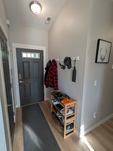 Building Photo - 342 Helens Ln