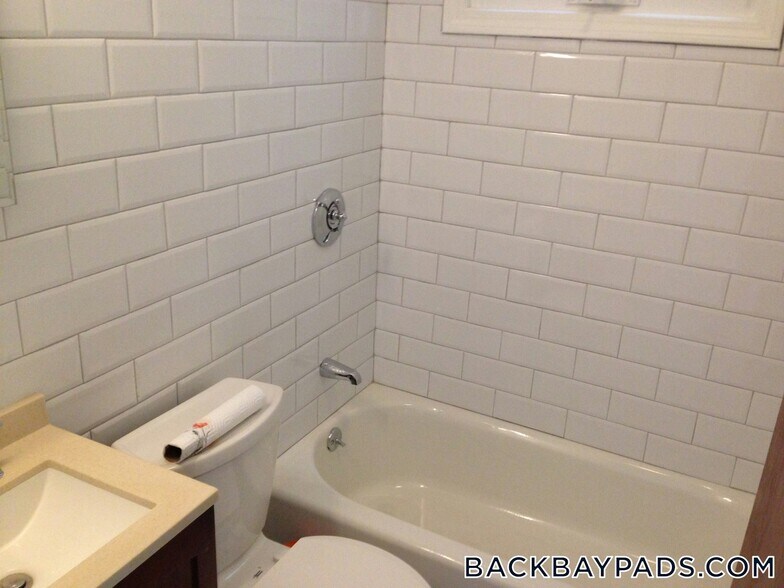 Building Photo - 49 St Germain St