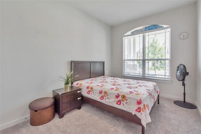 Building Photo - 563 Saturnia Dr