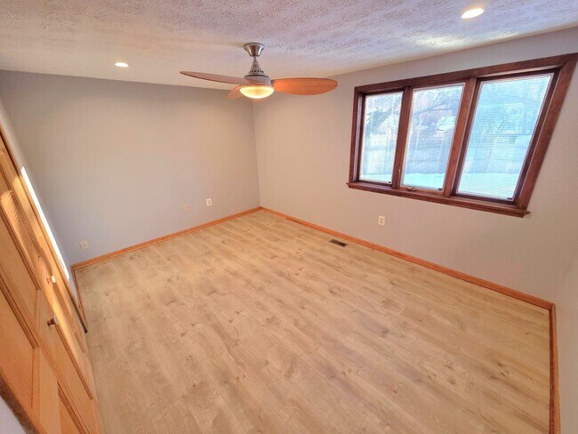 Building Photo - Charming 2-Level, 3 Bed 2 Bath Home In Much Sought After Chalet Woods Location