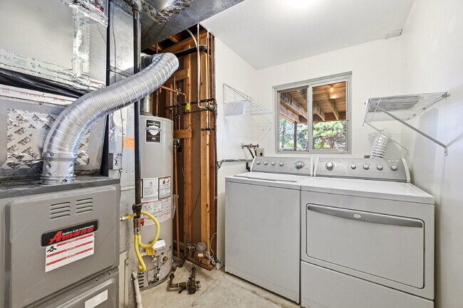 Building Photo - $1,995.95 4-bed, 1.5 bath, located in Colorado Springs with a large back yard