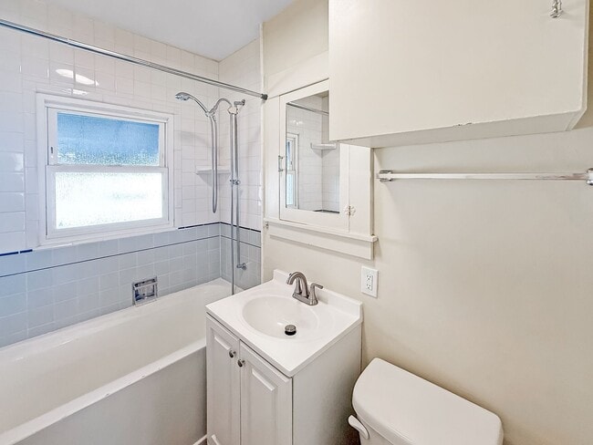 Building Photo - Perfectly located 1 Bd/1Ba house with a bo...