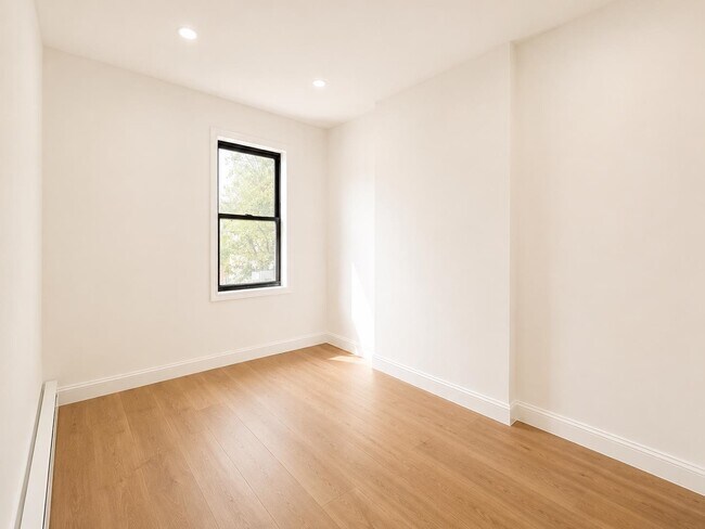 Building Photo - 428 56th St