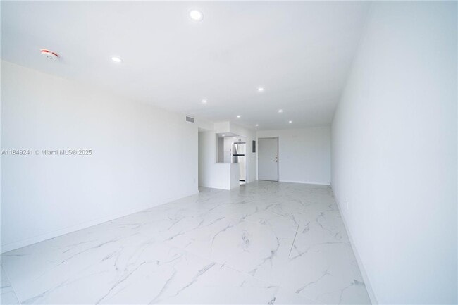 Building Photo - 2500 NE 135th St