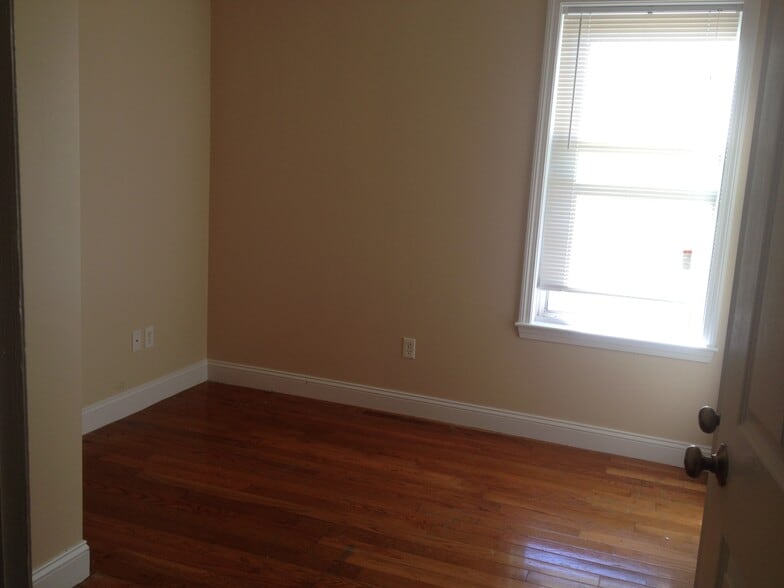 Building Photo - 30 Circuit St