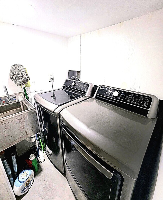 Building Photo - 640 Derby Ave