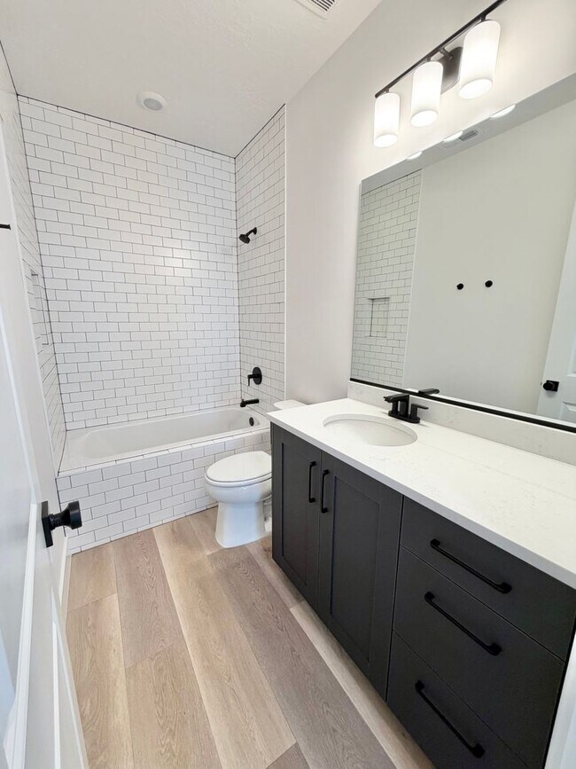 Building Photo - Desert Color 4 Bed Home!